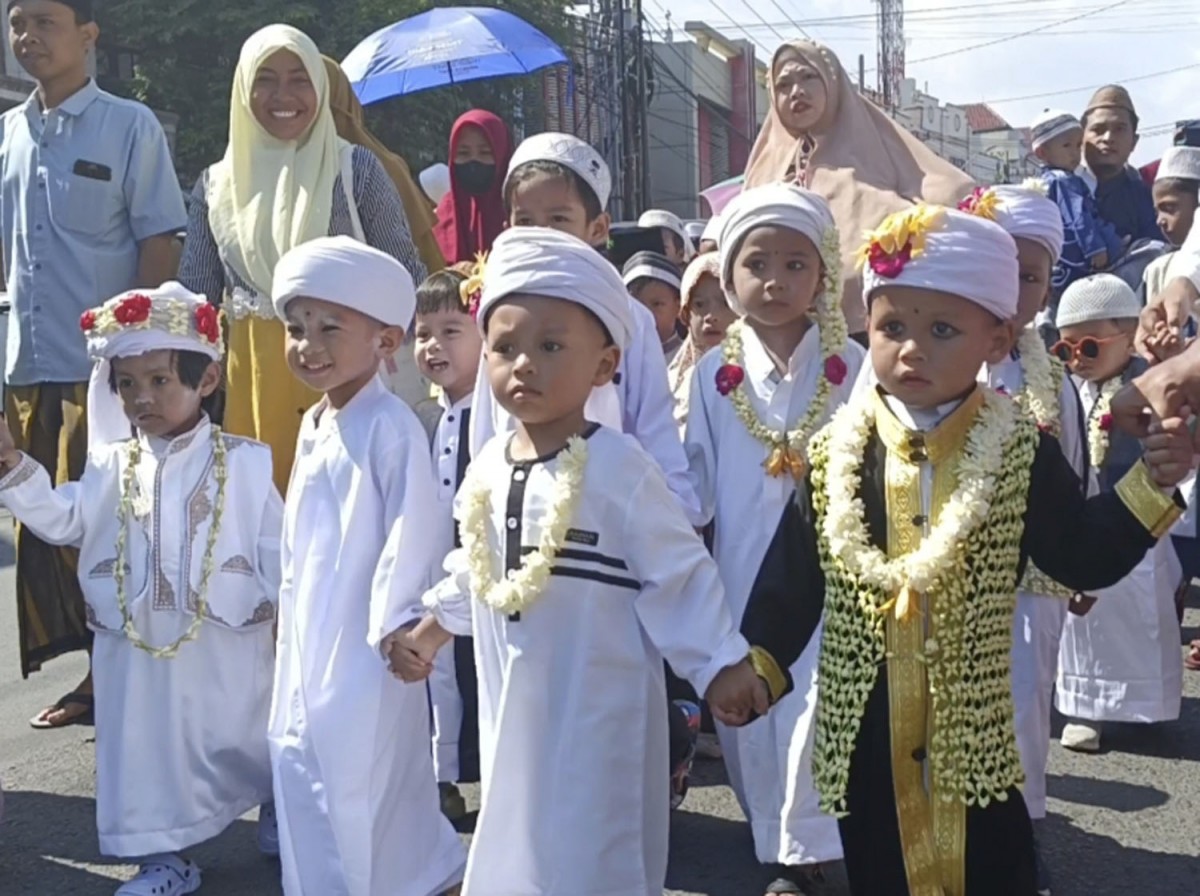 Anak-anak TPQ saat mengikuti kirab Haul ke-546 Sunan Ampel di Surabaya (Foto-foto: Rama Indra/jatimnow.com)