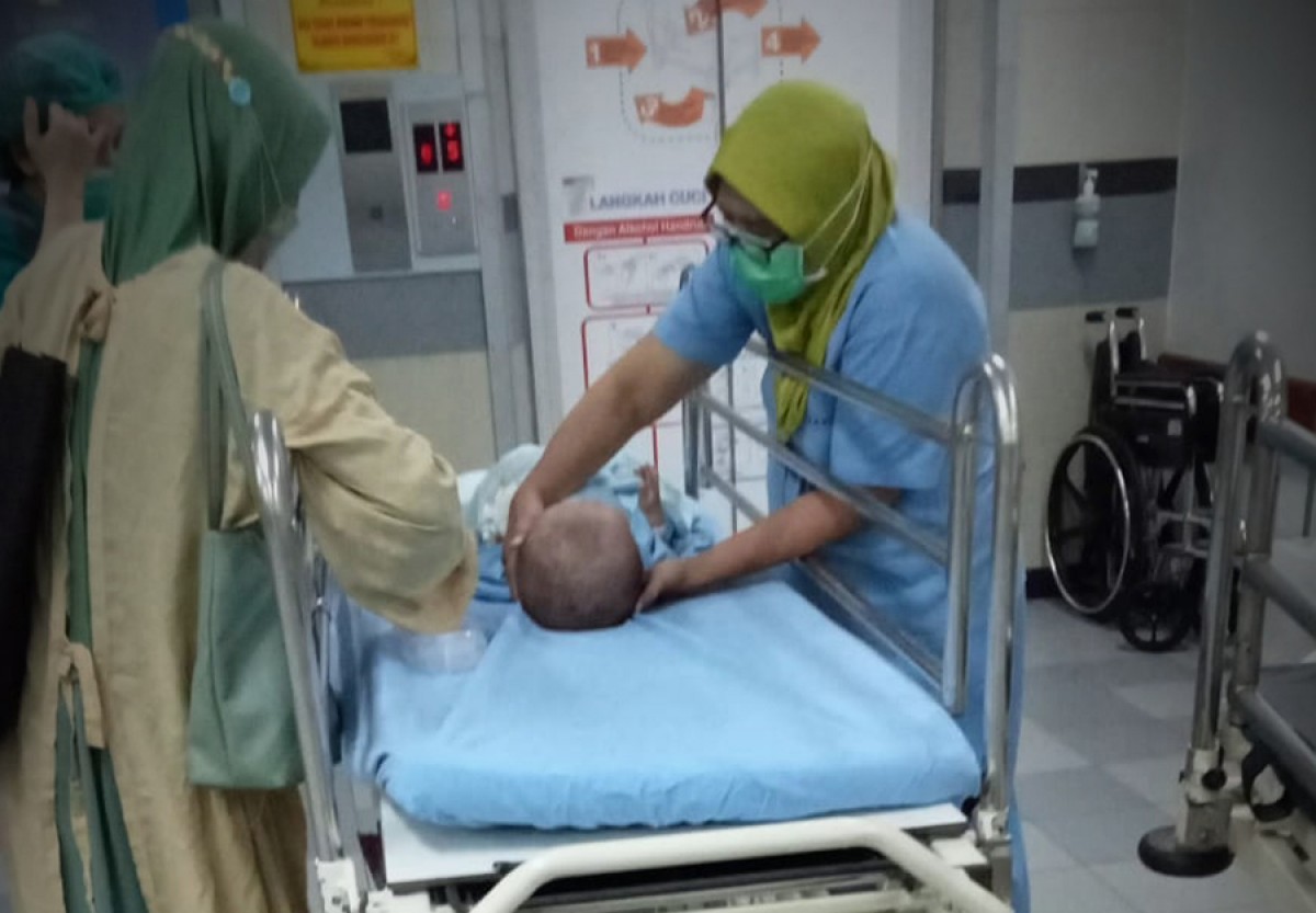 Kondisi Diandra Putra Nur Ardianzah yang tengah dirawat di ICU RSUD Dr Soetomo Surabaya. (foto: Imam for jatimnow.com)