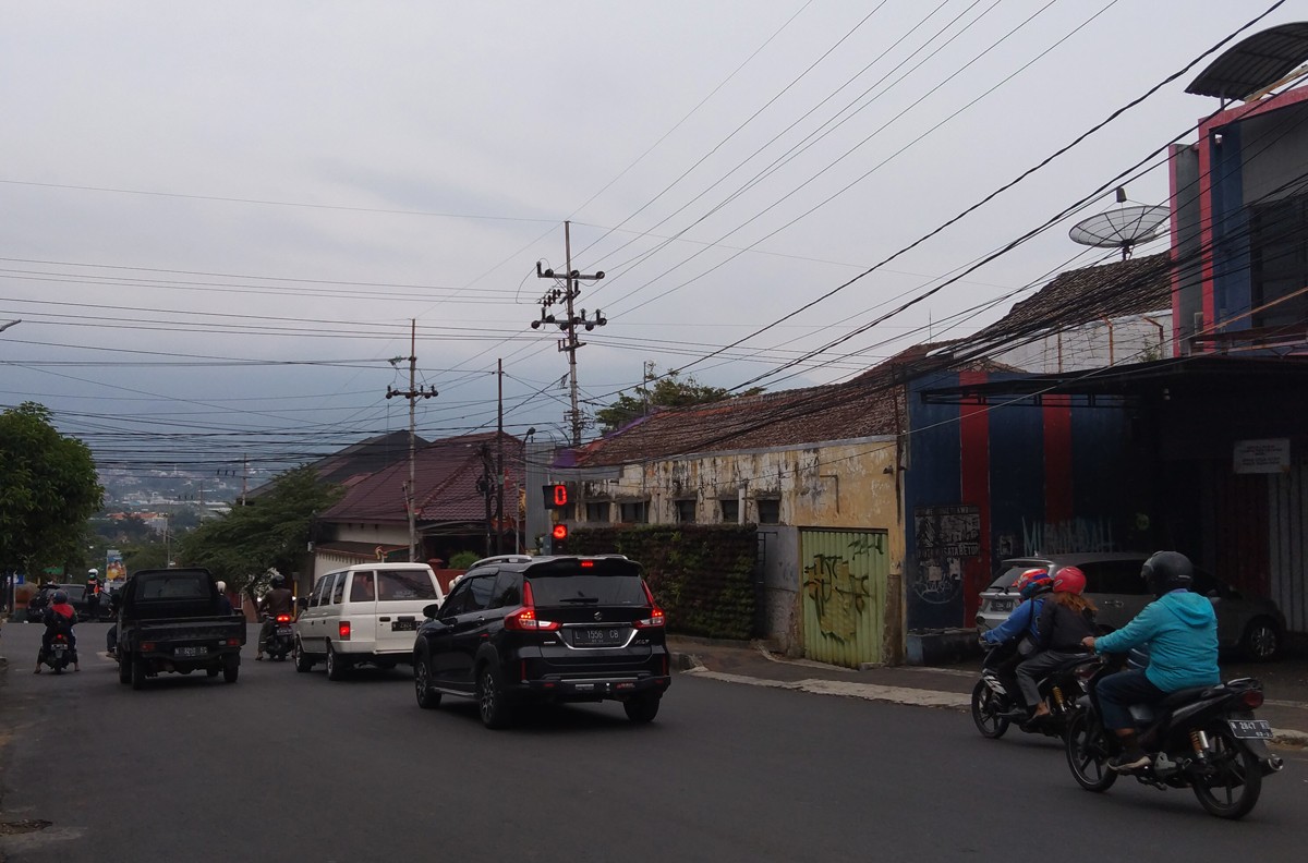 Kondisi lalu lintas di Kota Batu saat terpantau sepi. (foto: Galih Rakasiwi/jatimnow.com)
