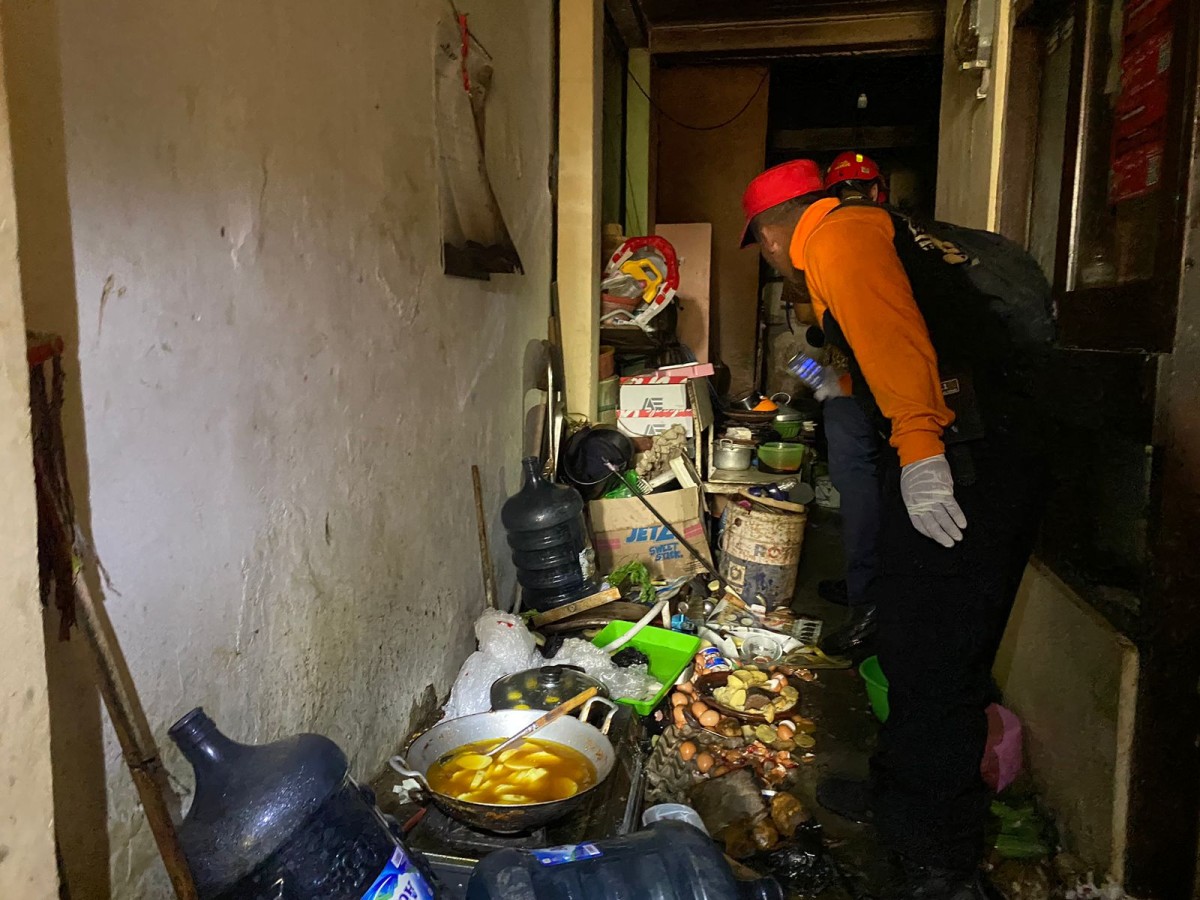 Kondisi dapur rumah keluarga Yulia yang berantakan akibat ledakan tabung elpiji. (foto: Septian Ibrahim for jatimnow.com)