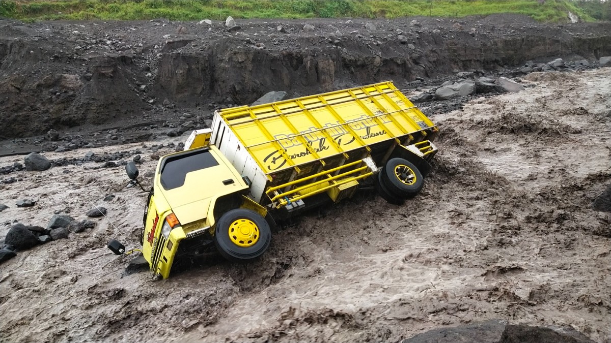 Kondisi truk yang terseret lahar dingin Gunung Semeru di Lumajang. (foto: Iwan Mahmudi for jatimnow)