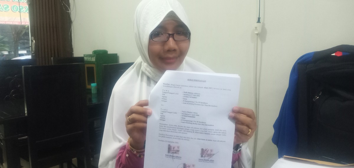 Kurnianti Herdiandari menunjukkan surat gugatan kepada mantan suaminya berinisial RIS. (foto: Zain Ahmad/jatimnow.com).