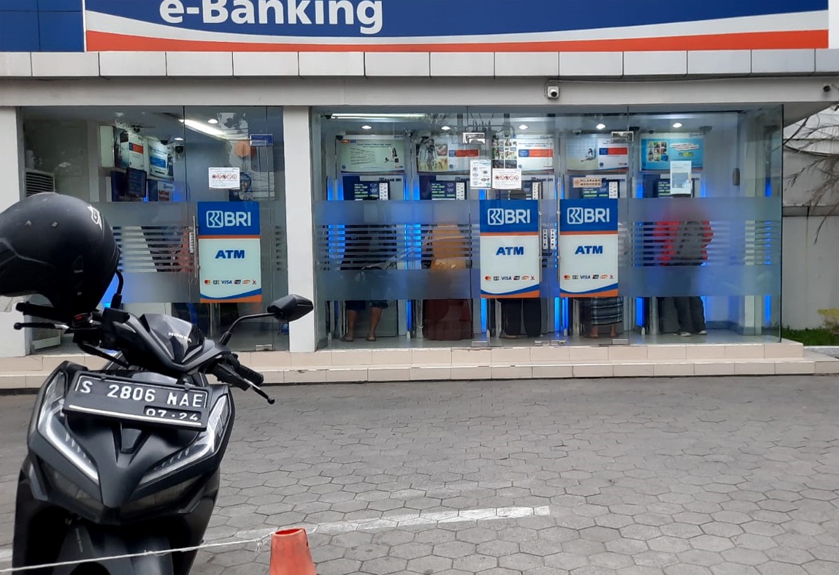 Lokasi tempat hilangnya uang senilai Rp100 juta di lapangan parkir BRI Mojokerto. (foto: Achmad Supriyadi/jatimnow.com)