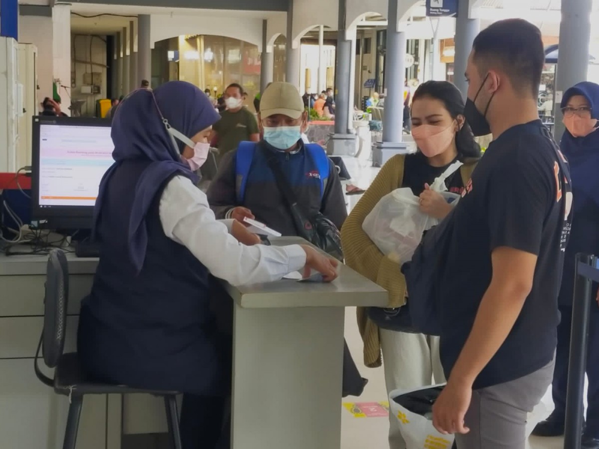 Pelayanan petugas KAI Daop 8 Surabaya pada pelanggan (foto: KAI Daop 8 Surabaya for jatimnow.com)