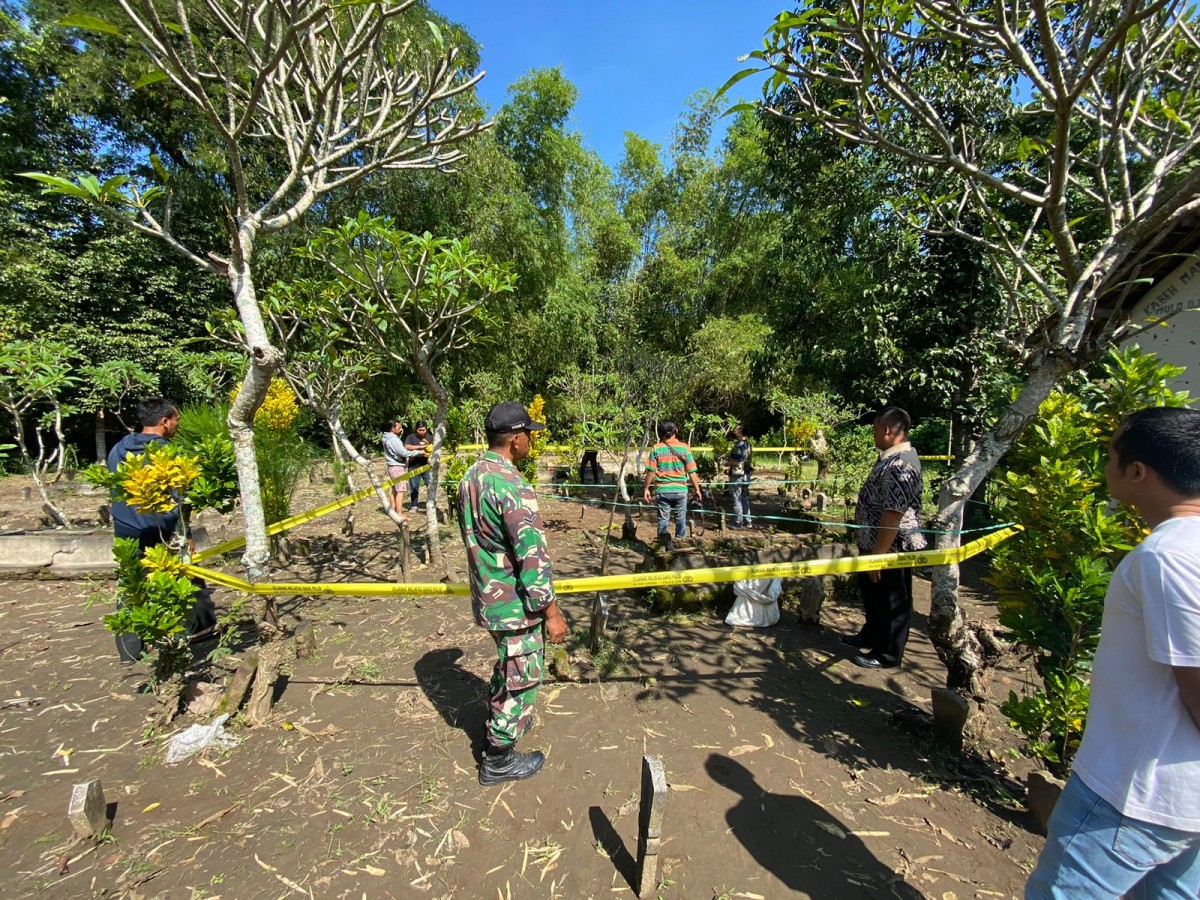 Lokasi penemuan amunisi aktif telah dipasang garis polisi untuk kepentingan penyelidikan. (foto : Polsek Purwoasri for jatimnow.com)