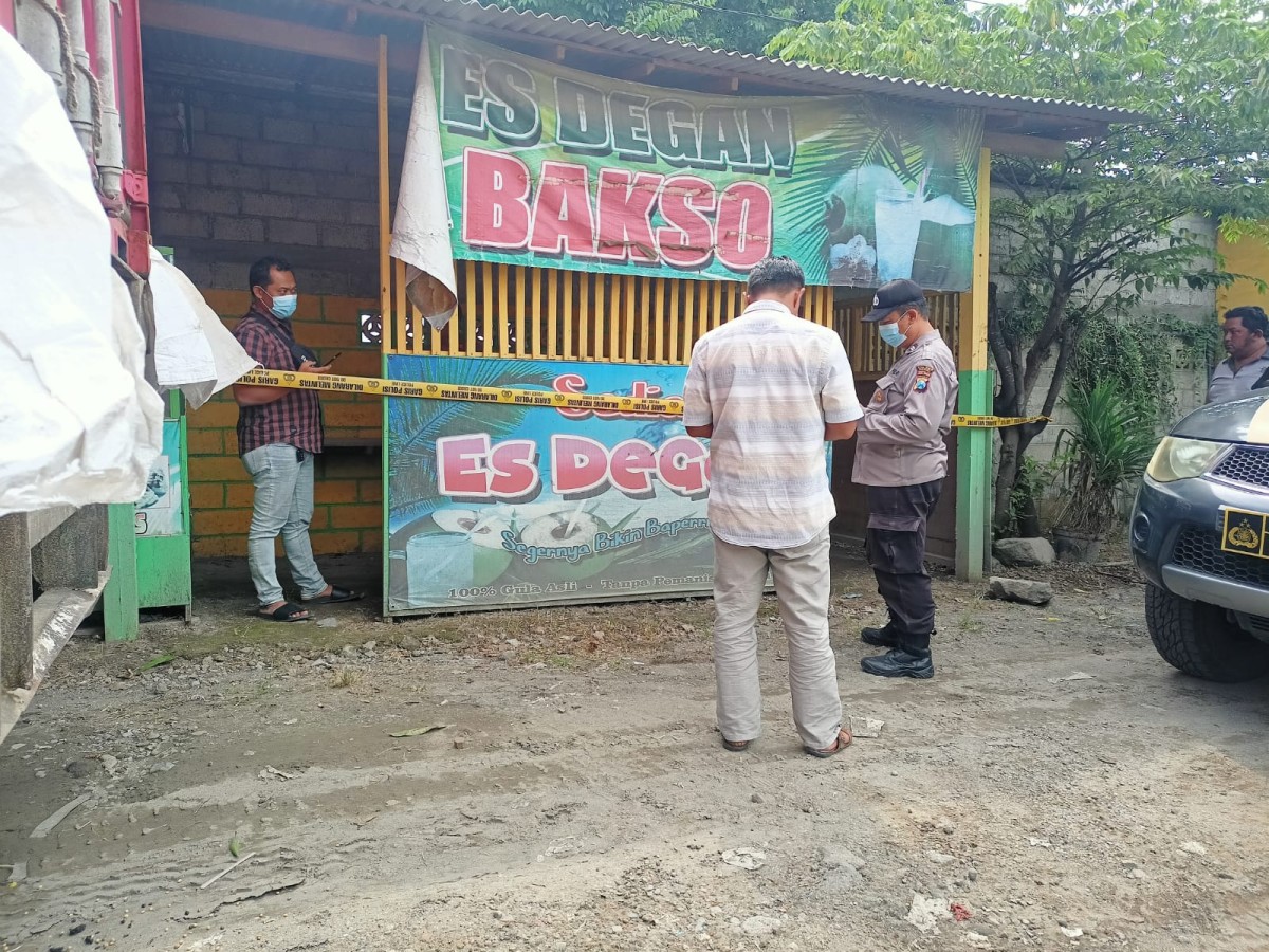 Olah TKP di warung kosong Kandat. (Foto : Polsek Kandat/jatimnow.com)