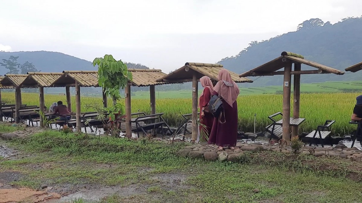 Gazebo dengan aliran air di bawahnya disuguhkan Petung Park. (Achmad Supriyadi/jatimnow.com)
