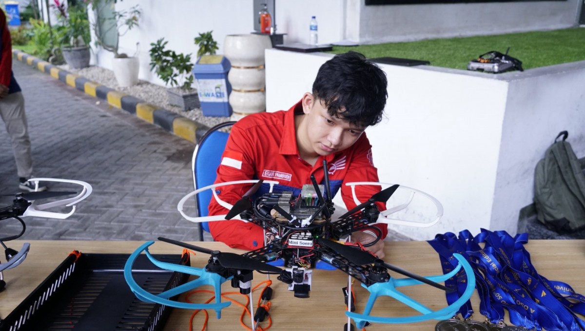 Mahasiswa ITS menunjukkan drone yang akan diikutkan dalam lomba SAFMC di Singapura. (foto: Humas ITS for jatimnow.com)