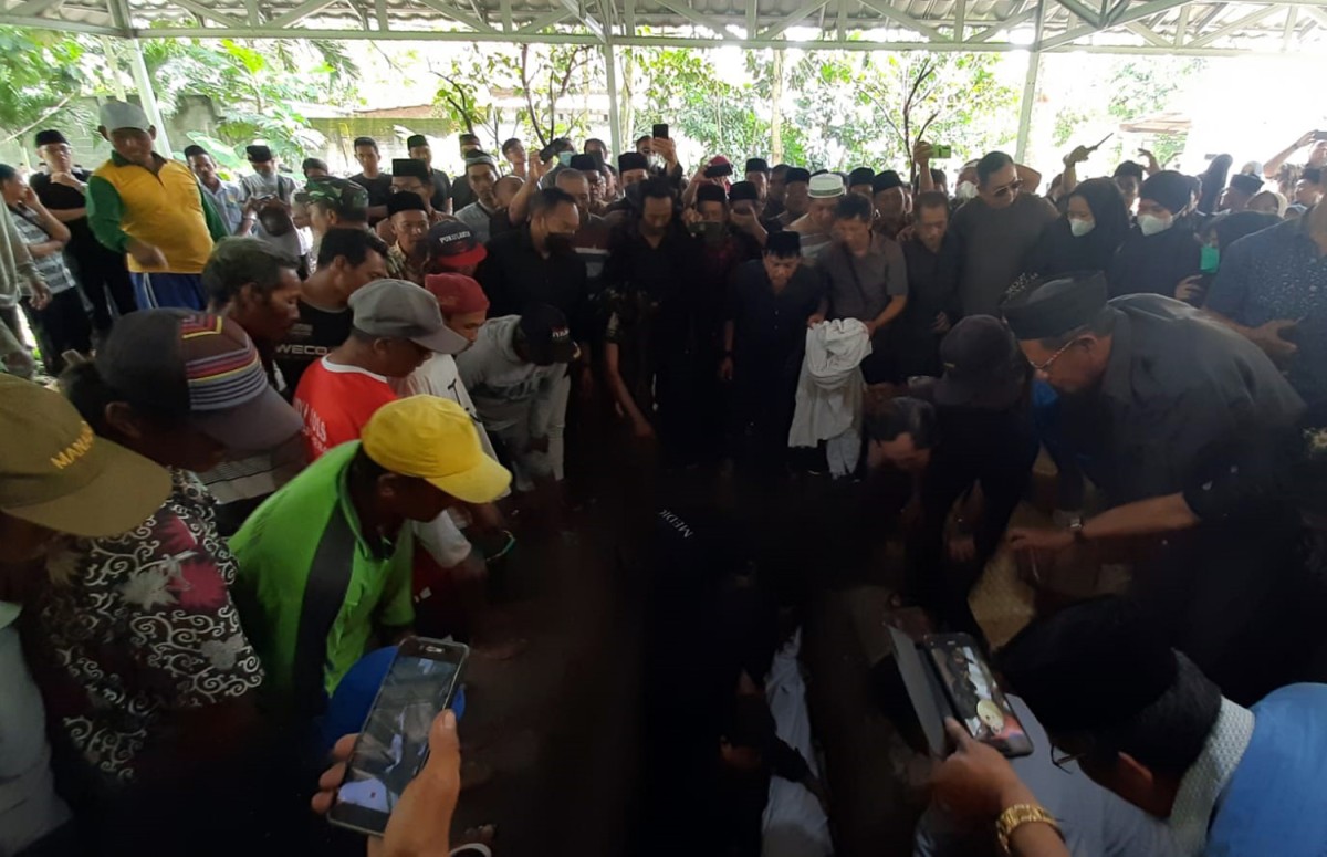 Proses pemakaman mantan Bupati Jombang Nyono Suherli Wihandoko di Desa Spanyol, Kecamatan Gudo (Foto: Elok Aprianto/jatimnow.com)