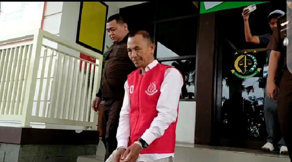 Mantan Kades Resjoso Kidul di Kabupaten Pasuruan dikeler petugas dari kejaksaan atas dugaan korupsi. (foto: Kejari Pasuruan for jatimnow.com)