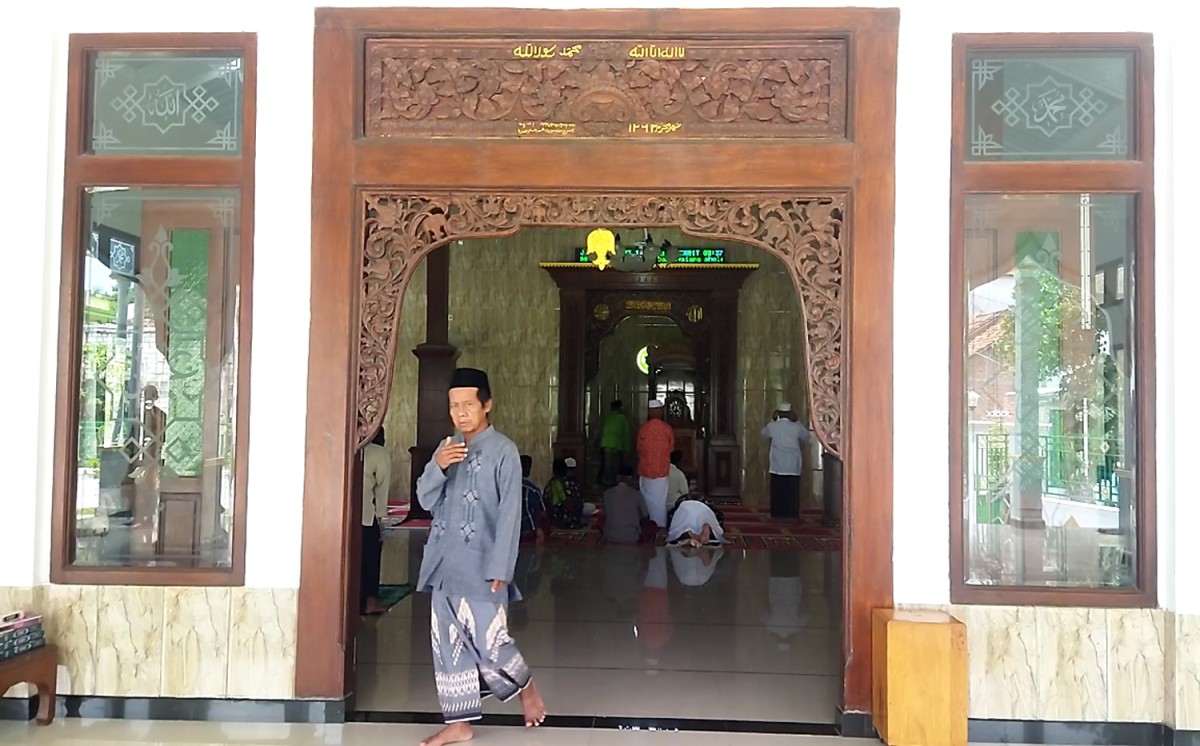 Ukiran kayu jati tua di pintu depan Masjid Jami' Nurul Huda yang berusia 150 tahun (Foto-foto: Misbahul Munir for jatimnow.com)