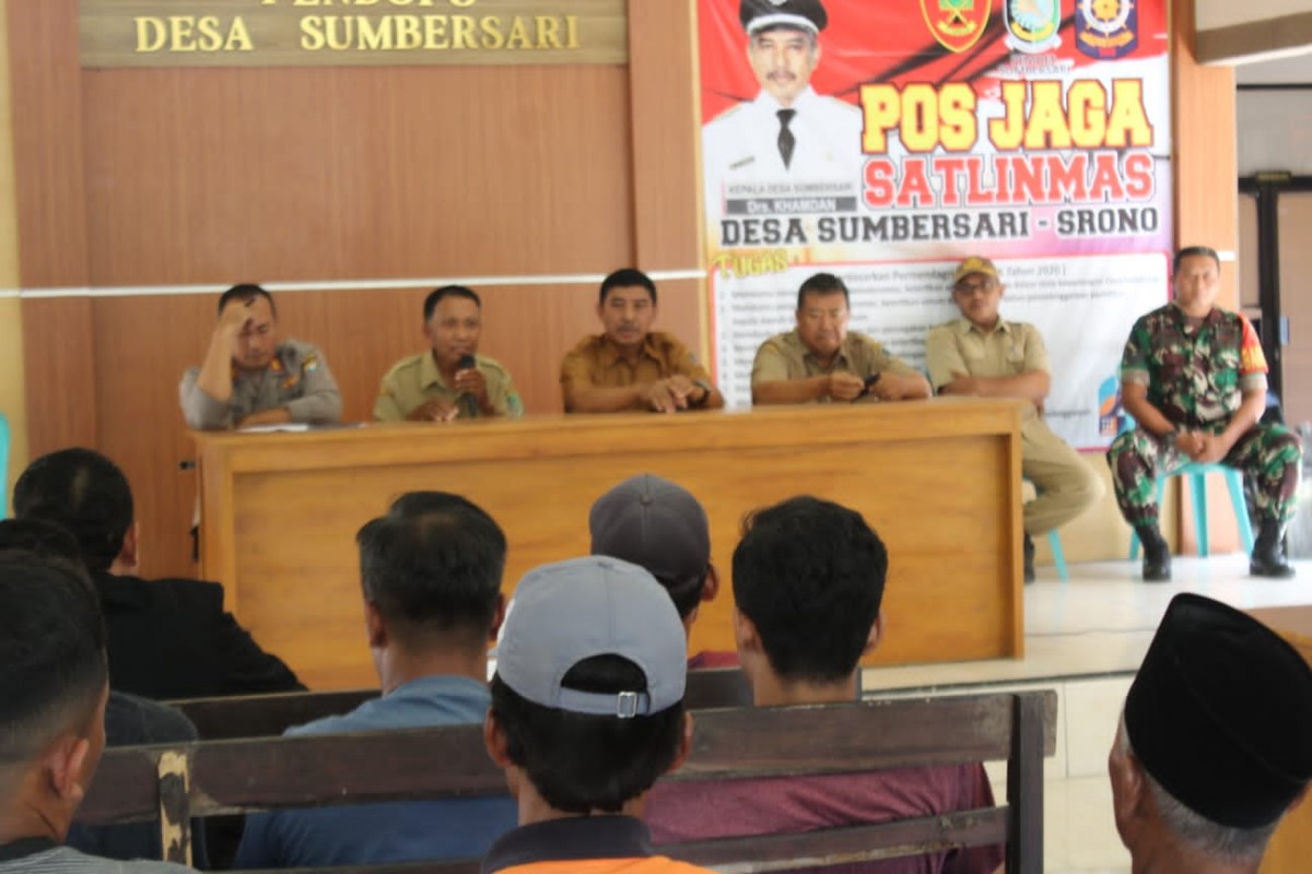 Proses mediasi antara warga dengan Kepala Dusun Semalang, Tekad Raharjo, di Pendopo Desa Sumbersari, Selasa (21/03/2023). (foto: Dika for jatimnow)