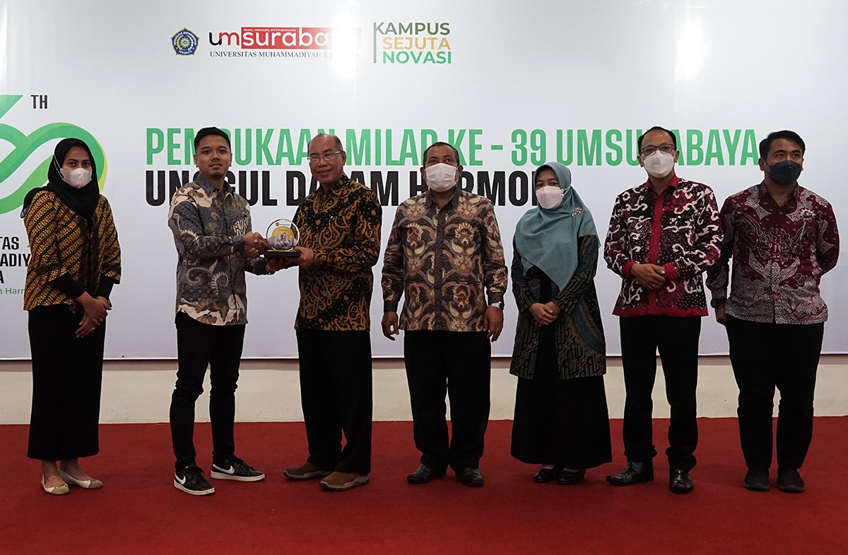 Rektor UM Surabaya, Dr Sukadiono membuka kegiatan dalam rangka milad kampus ke-39. (foto UM Surabaya for jatimnow.com)