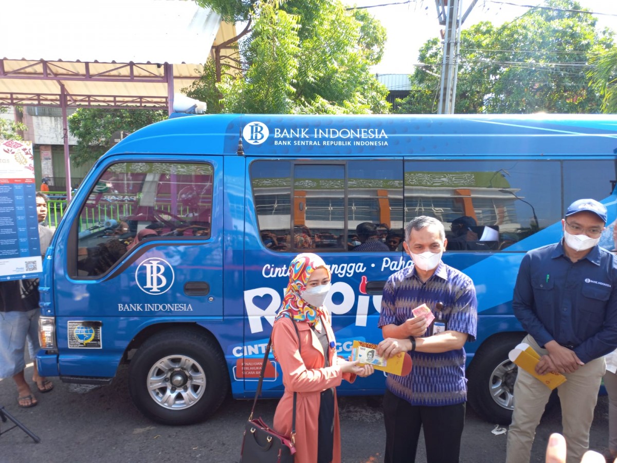 Mobil Kas keliling BI KPw Kediri di Pasar Setono Betek. (Dok : BI Kediri for jatimnow.com)