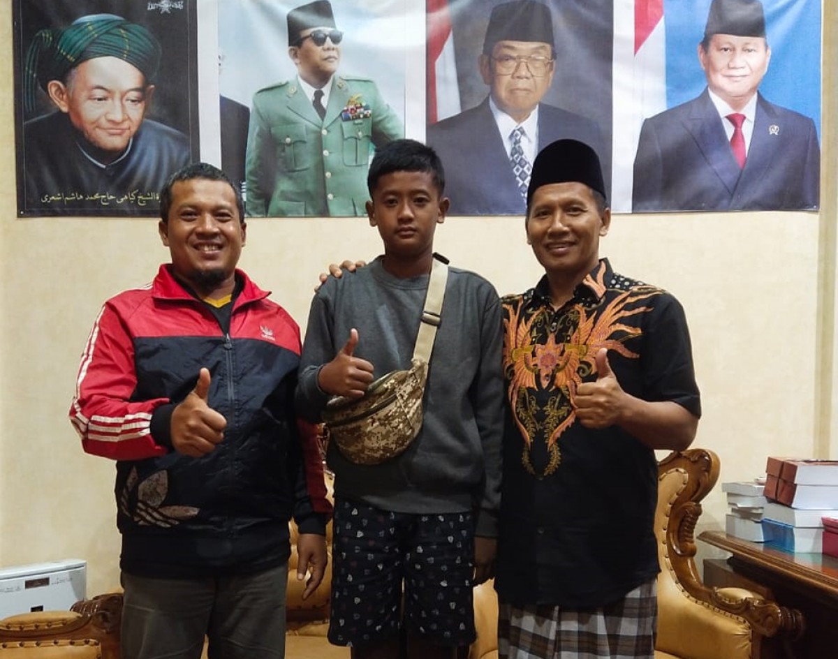 Mohamad Yasir Al Habsi saat berpamitan dengan Ketua Askab PSSI Tulungagung. (foto: Baharudin for jatimow.com)