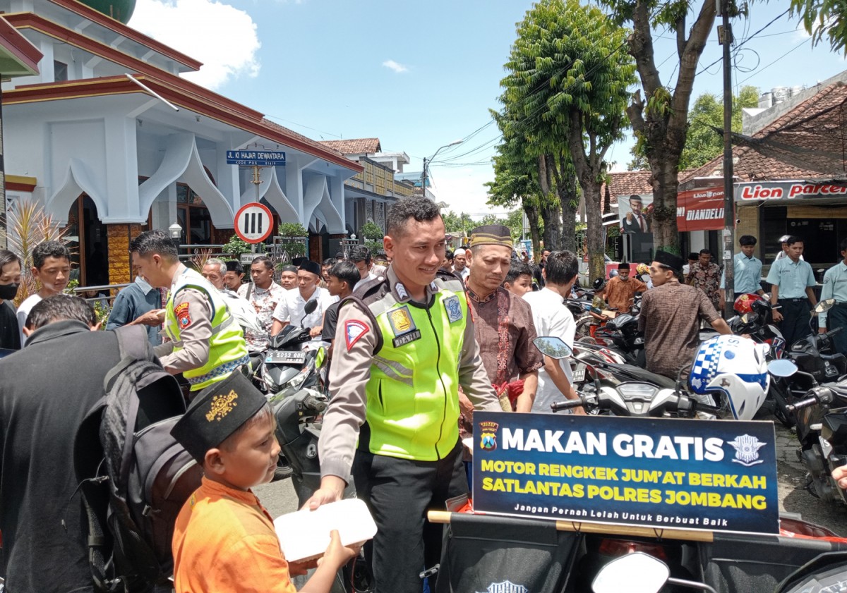 Motor rengkek Polres Jombang yang keliling setiap Jumat ke masjid-masjid untuk membagikan nasi kotak (Foto-foto: Elok Aprianto/jatimnow.com)