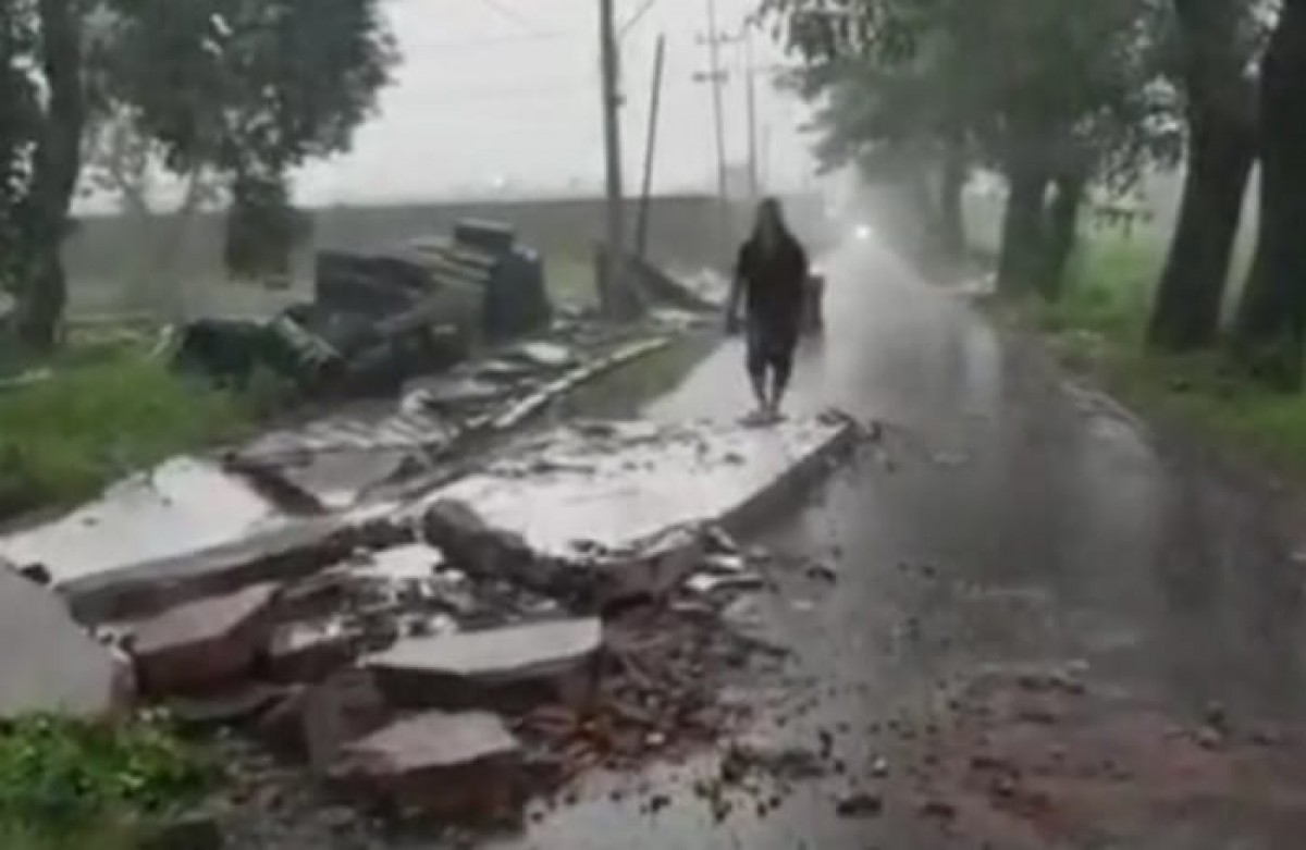 Hujan dan Angin Kencang, Pagar Dinas PUPR Jombang Ambruk