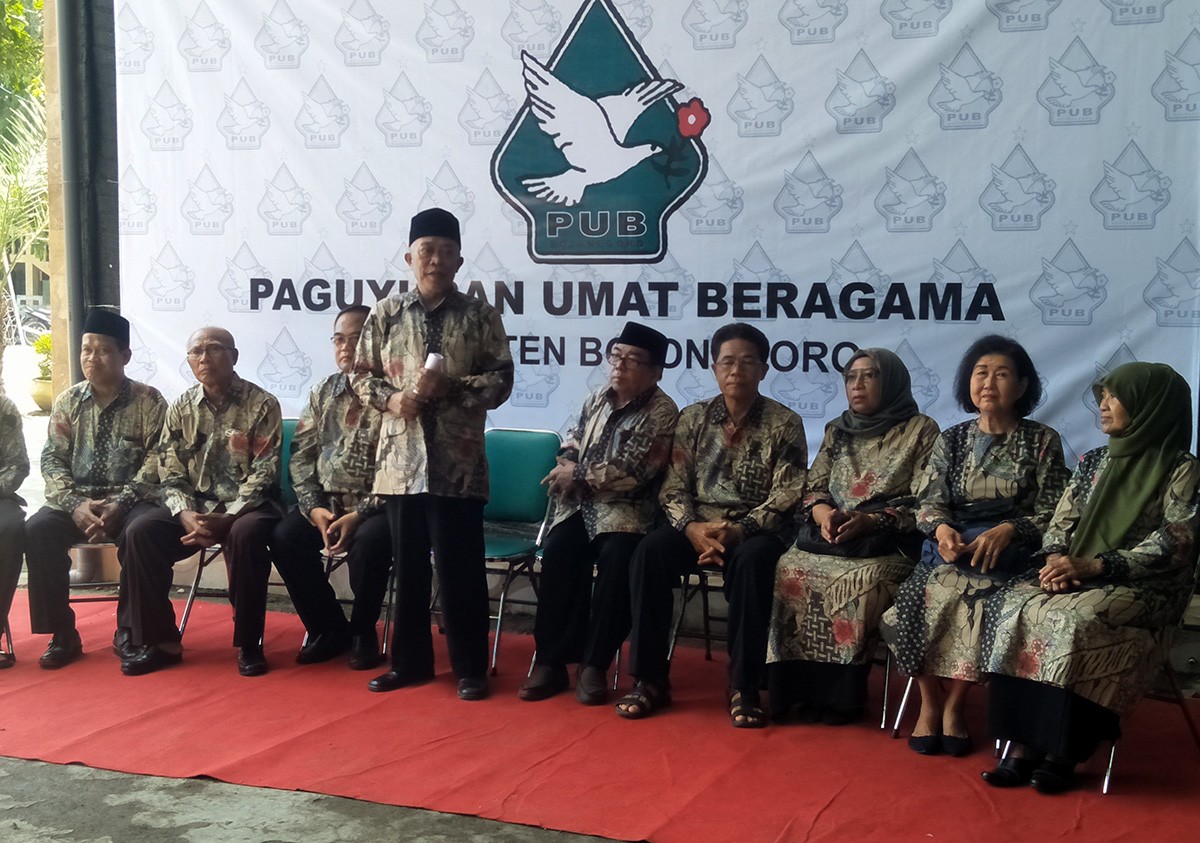 Sejumlah tokoh pemuka lintas agama saat menggelar konferensi pers pernyataan sikap, yang di pimpin KH Alamul Huda (berdiri). (foto: Misbahul Munir/jatimnow.com)