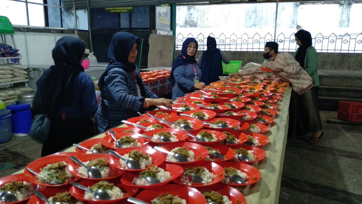 Panitia menyiapkan porsi takjil dan menu berbuka di Masjid Agung An Nur Kota Batu. (foto: Galih Rakasiwi/jatimnow.com)