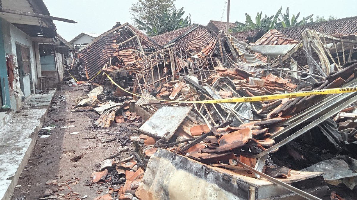 Puing-puing Pasar Gondanglegi yang terbakar. (Foto: Moch. Rois/jatimnow.com)