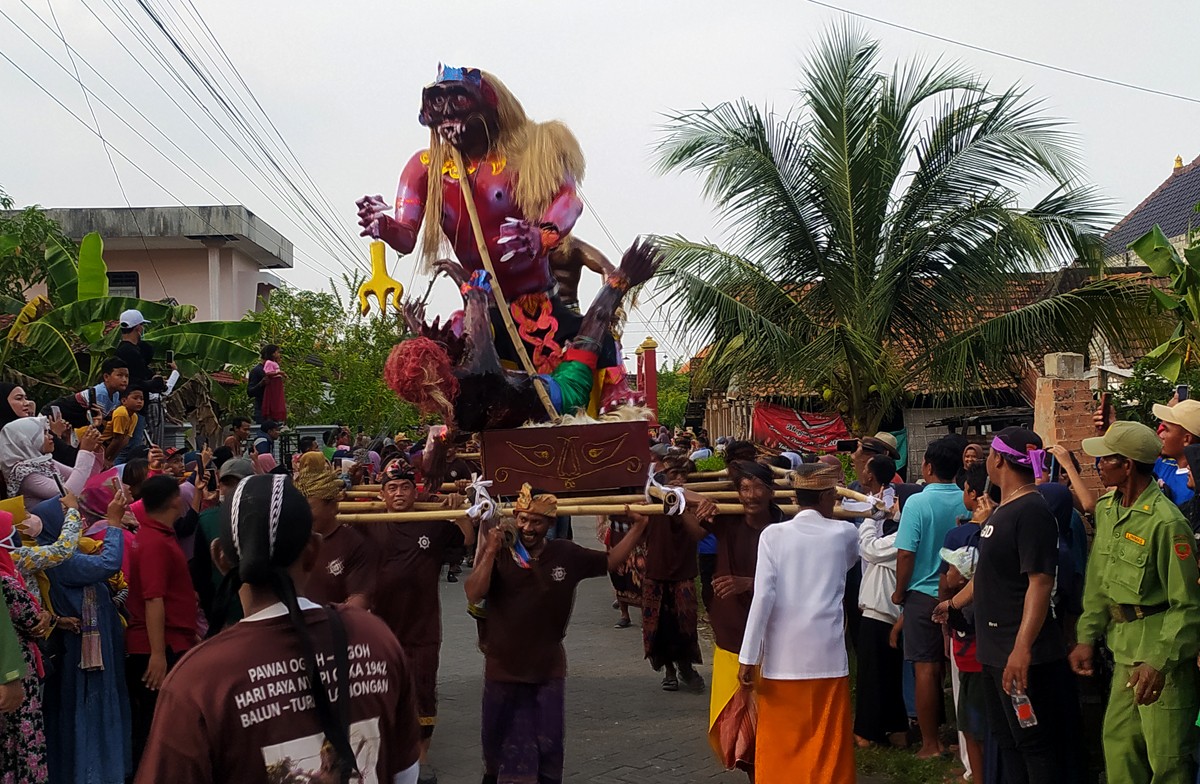 Pawai ogoh-ogoh menyambut Hari Raya Nyepi di Desa Balun, Lamongan. (foto : Adyad Ammy Iffansah/jatimnow.com)