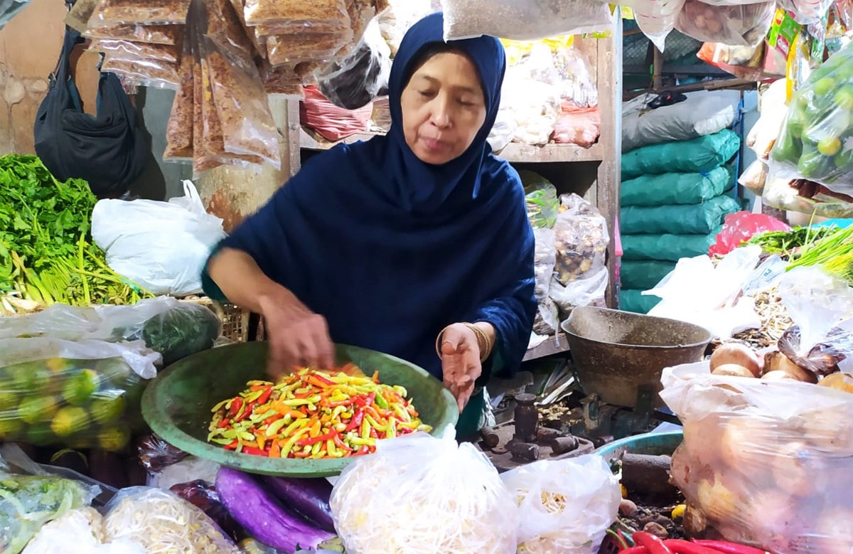 Salah satu pedagang di Pasar Sidoharjo Lamongan. (foto : Adyad Ammy Iffansah/jatimnow.com)
