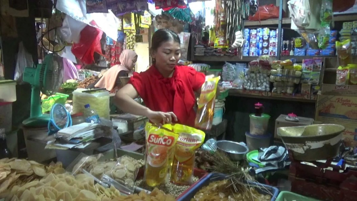 Mbak Yuni saat melayani pelanggannya di Pasar Kota Kabupaten Bojonegoro. (foto: Misbahul Munir/ jatimnow.com)