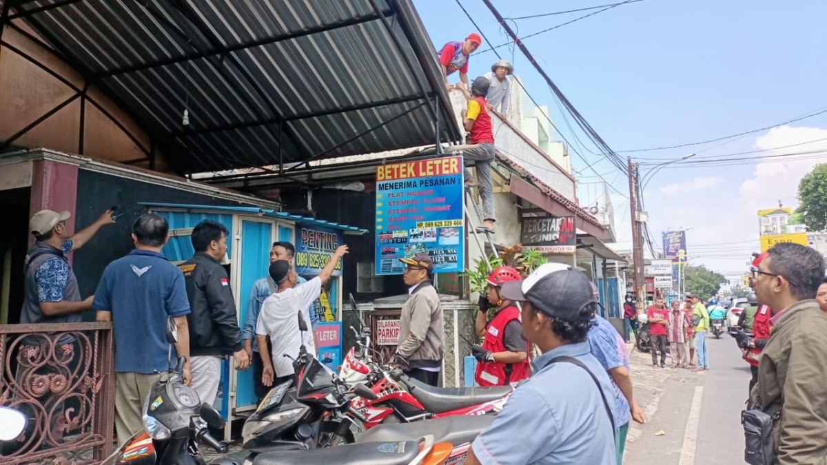 Masyarakat memadati lokasi evakuasi pekerja bangunan yang tewas saat membetulkan atap rumah. (Yanto for Jatimnow.com)