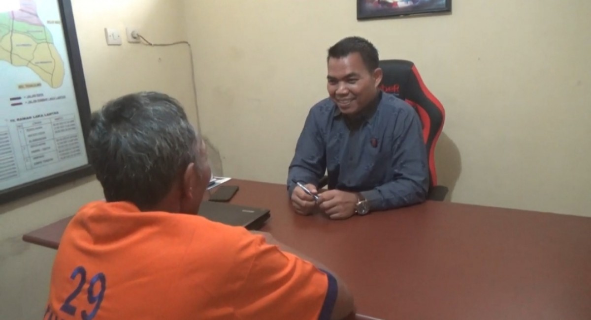 Kapolsek Muncar, Kompol Ali Imron saat menginterogasi satu dari tiga pelaku pemerkosaan di Banyuwangi. (foto: Eko Purwanto/jatimnow.com)