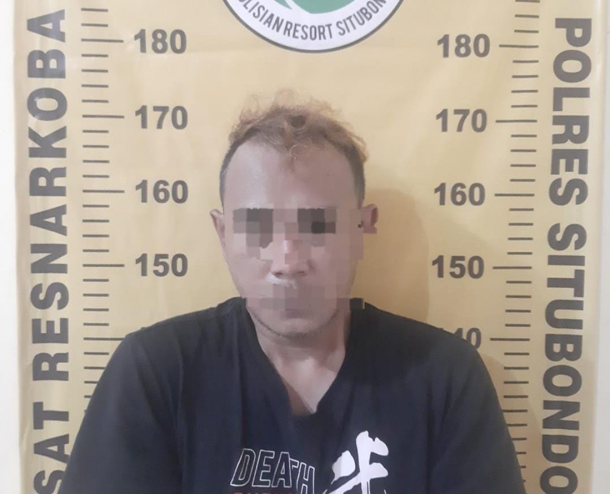 Pelaku pengedar pil koplo di Situbondo. (foto: Polres Situbondo for jatimnow)