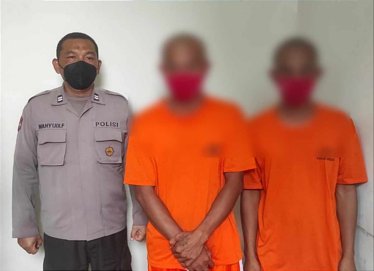 Dua pelaku pengguna narkoba di Pulau Bawean yang diamankan Polres Gresik. (foto: