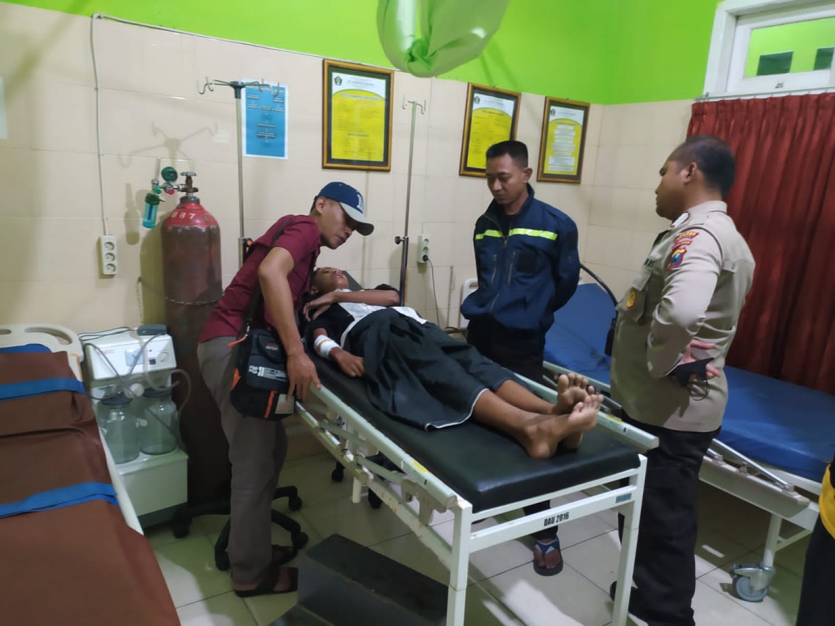 Korban pembacokan saat dirawat di RS Ngudi Waluyo, Kabupaten Blitar. (foto Polres Blitar for jatimnow.com)