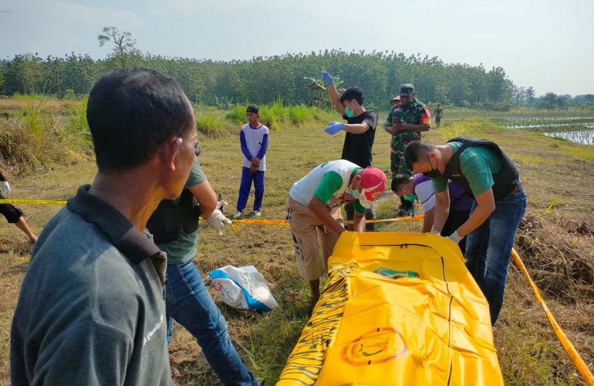 Proses evakuasi jenazah korban (Foto: Agus for jatimnow.com)
