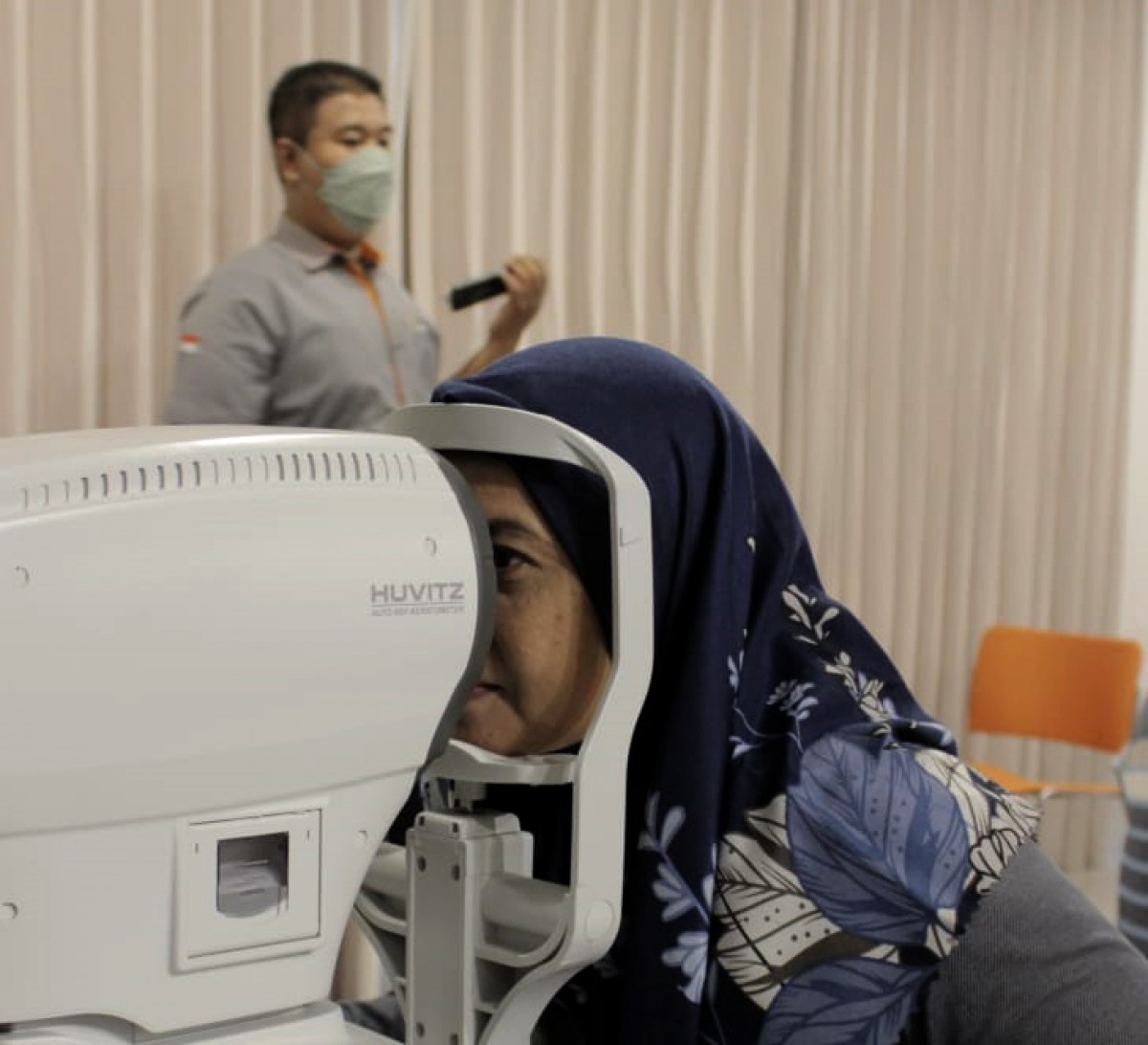 Pengunjung saat melakukan tes dominan di area edukasi kesehatan mata NEC Surabaya. (foto: eyelink group for jatimnow.com)