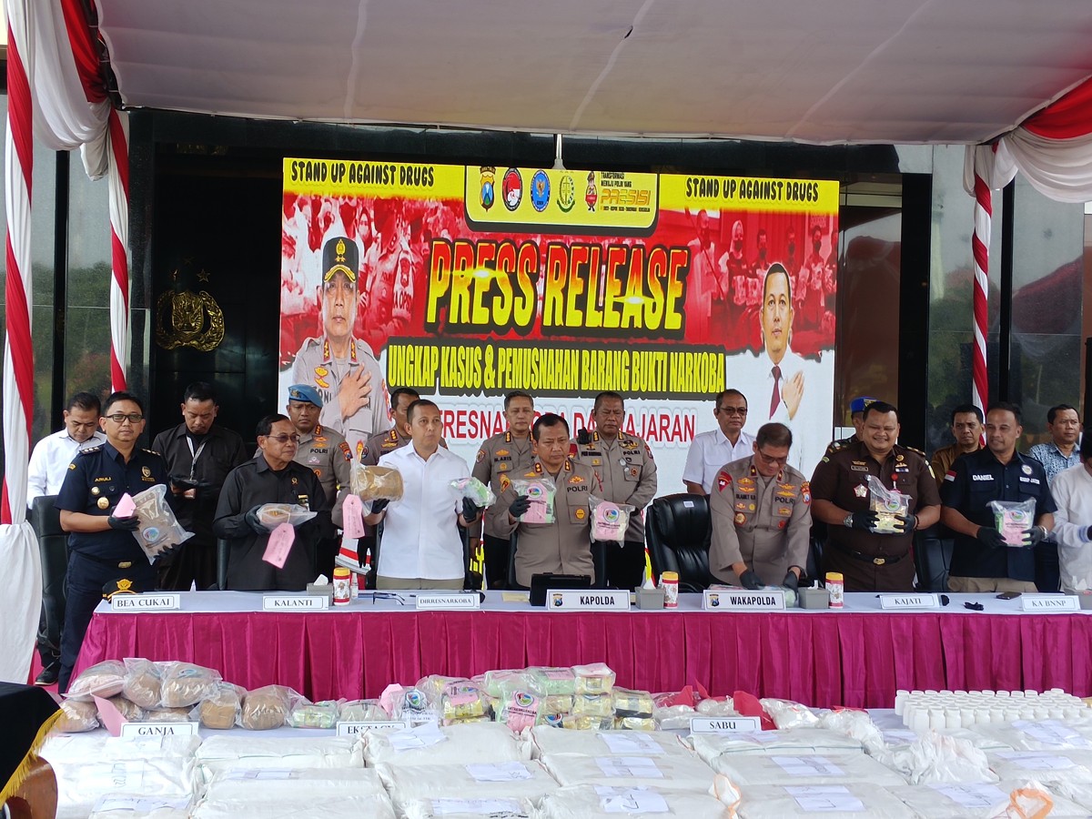 Kapolda Jatim, Irjen Pol Toni Harmanto saat memimpin pemusnahan barang bukti hasil ungkap narkoba. (foto: Rama Indra/jatimnow.com)