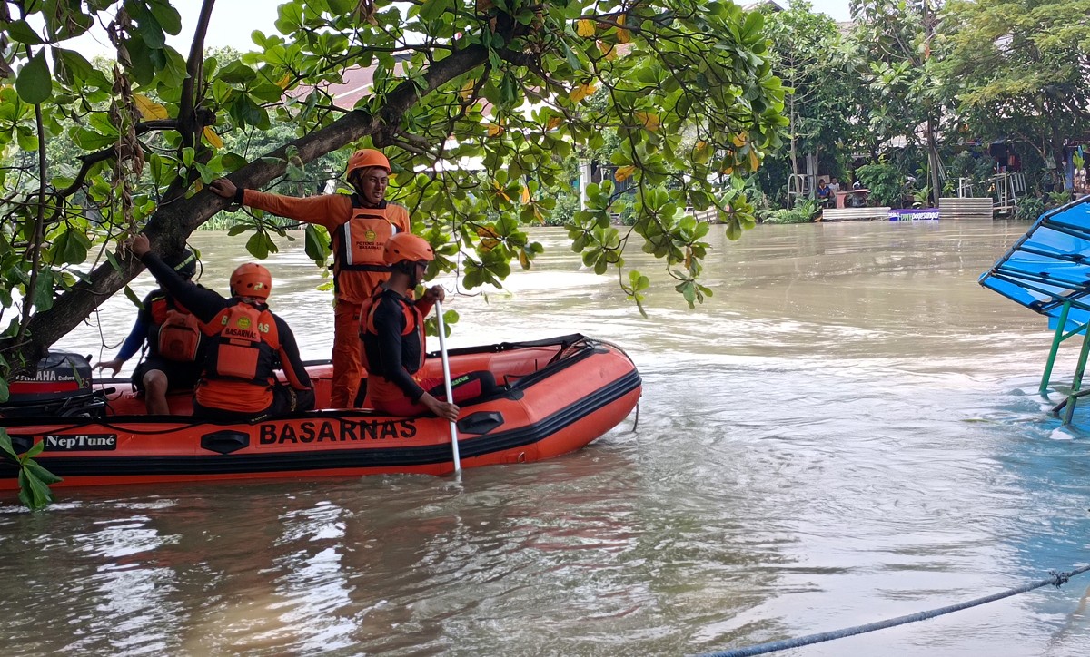 Perahu Tambang Terbalik di Surabaya Disebabkan Bocor, 1 Penumpang dalam Pencarian