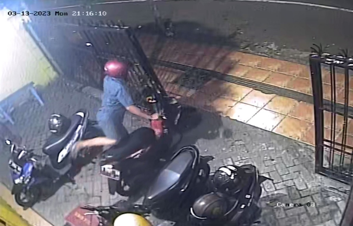 Pelaku pencurian motor di toko roti Kota Mojokerto (Foto: Tangkapan layar video CCTV)