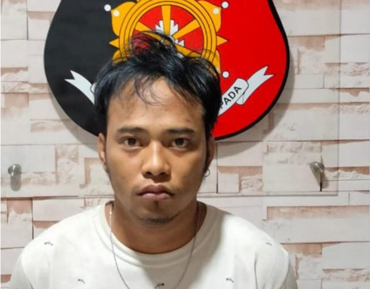 Pengedar sabu saat diamankan bersama barang bukti. (foto: Polsek Krembangan for jatimnow.com).