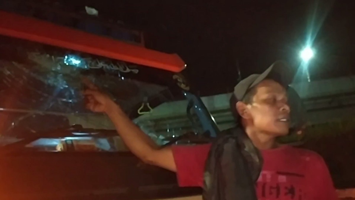 Salah satu truk yang jadi korban lempar batu di jembatan Ploso Jombang. (foto: Elok Aprianto/jatimnow.com)