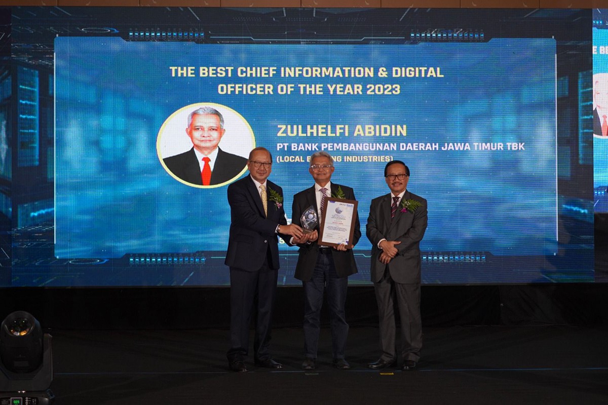 Direktur IT & Digital bankjatim Zulhelfi Abidin (tengah) saat menerima penghargaan (foto: bankjatim for jatimnow.com)