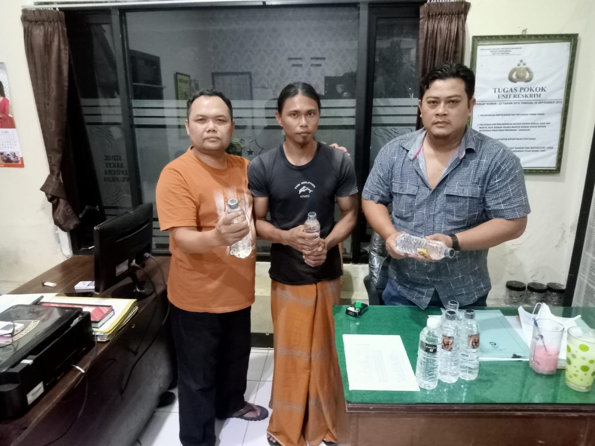 Juragan kopi lesehan asal Banyuwangi nyambi jualan arak. (foto: Polsek Genteng for jatimnow.com)