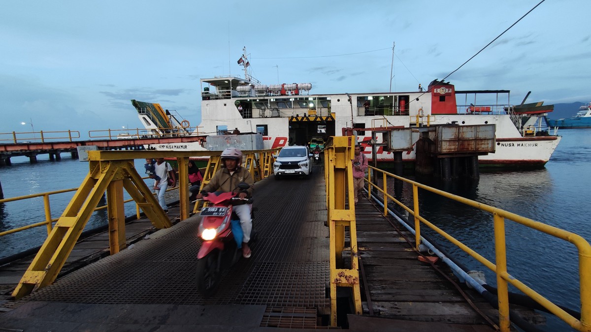 Penyeberangan di Pelabuhan Ketapang Banyuwangi terpantau normal kendati akan dilakukan penutupan. Foto: Eko Purwanto