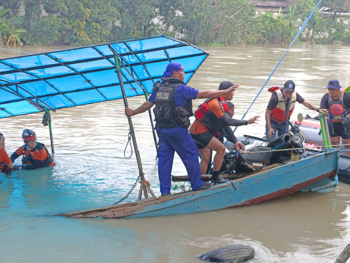 Proses evakuasi motor yang berada di perahu tambang terbalik di Surabaya (Foto-foto: Rama Indra/jatimnow.com)
