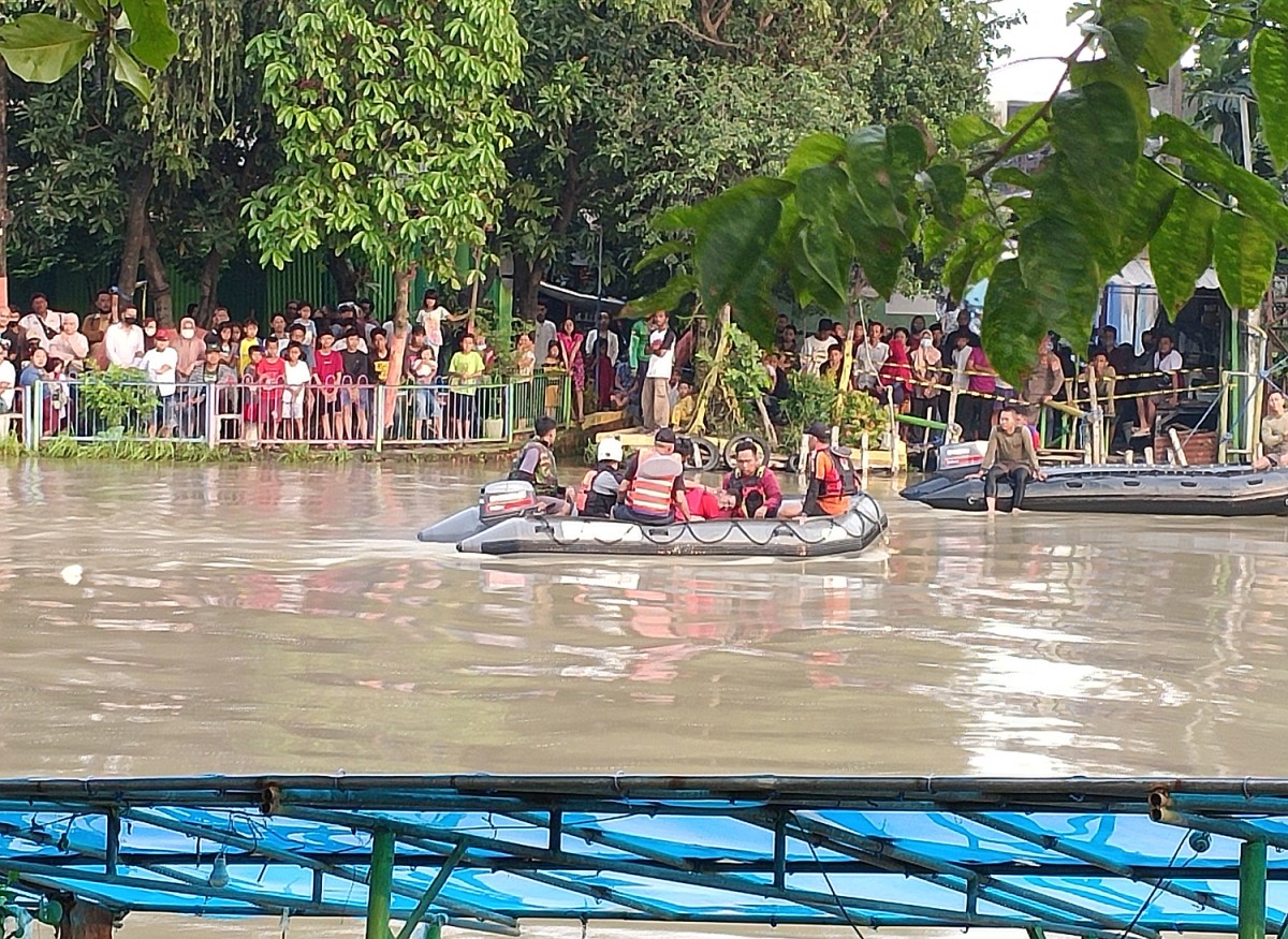 Proses pencarian korban hilang akibat perahu tambang terbalik di Surabaya (Foto: Rama Indra/jatimnow.com)