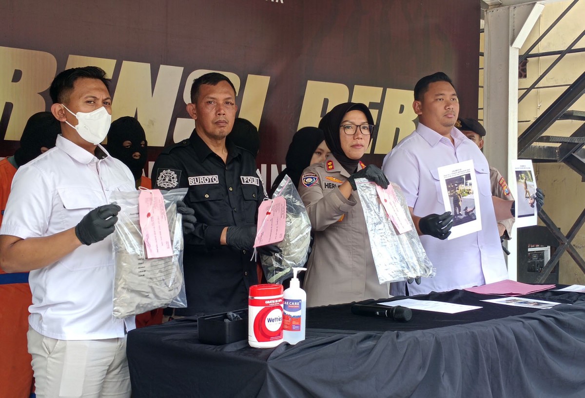 Polres Pelabuhan Tanjung Perak Surabaya ungkap kasus pengeroyokan pria hingga tewas (Foto: Rama Indra/jatimnow.com)