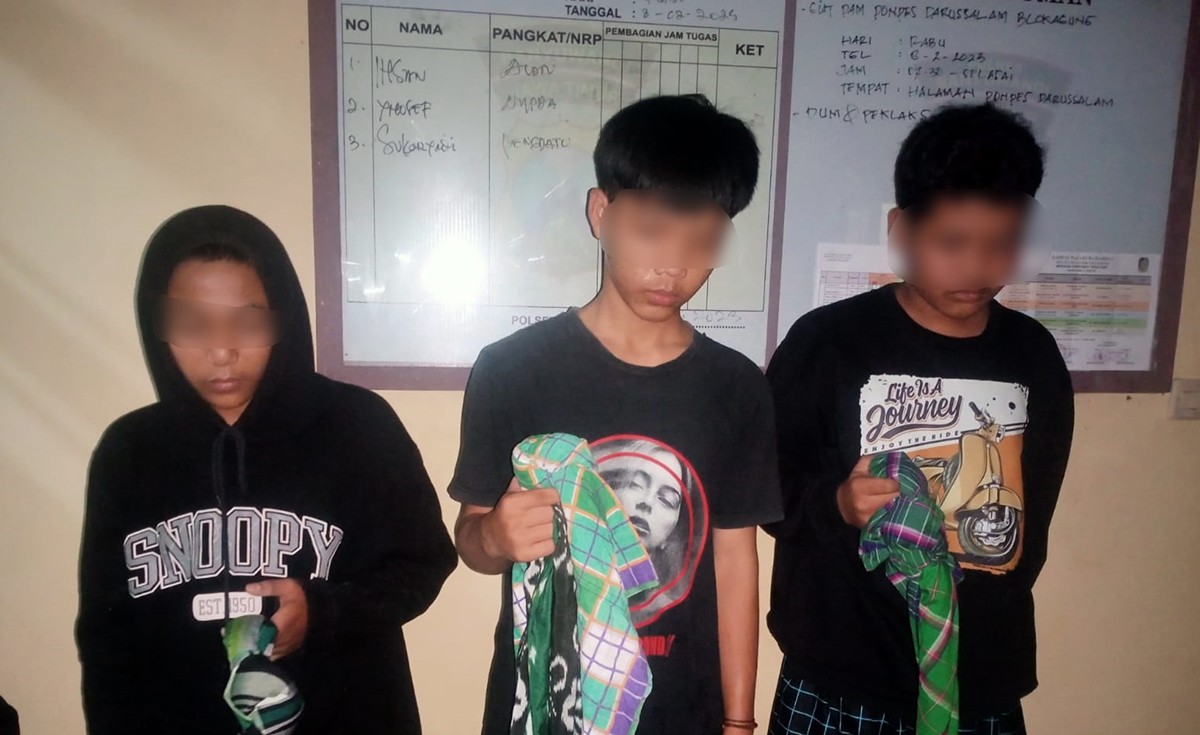 Tiga remaja asal Banyuwangi diamankan Polsek Tegalsari saat melakukan perang tarung. (foto: Polsek Tegalsari for jatimnow.com)