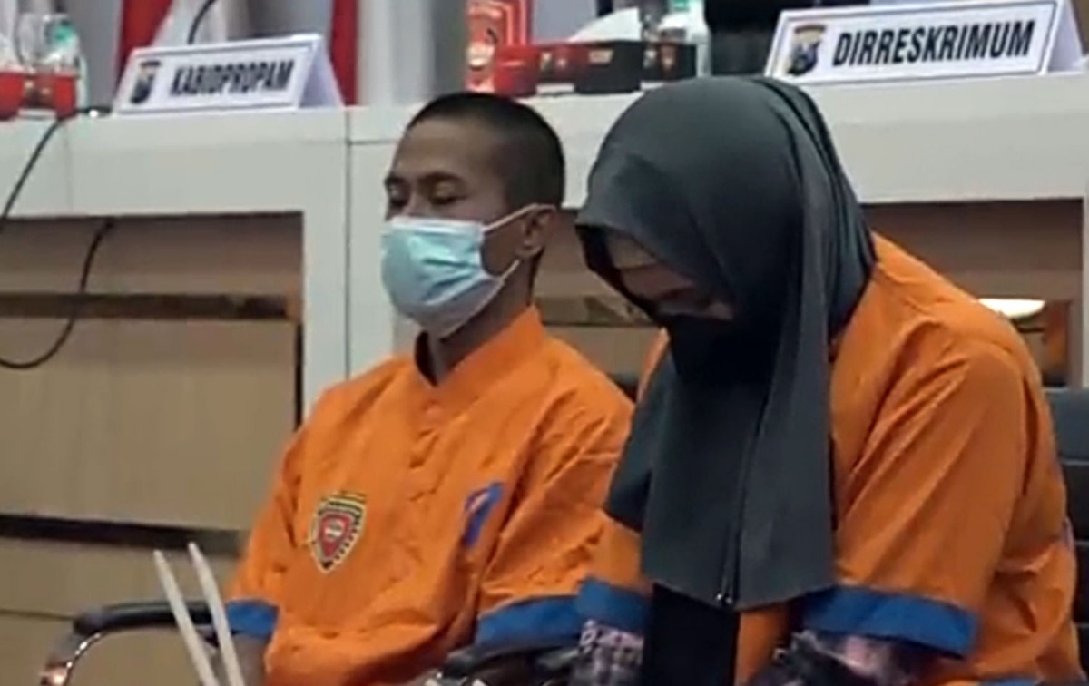 Pasutri asal Lumajang yang terlibat sindikat perdagangan wanita dari Jatim ke Timur Tengah saat dirilis di Mapolda Jatim (Foto-foto: Zain Ahmad/jatimnow.com)