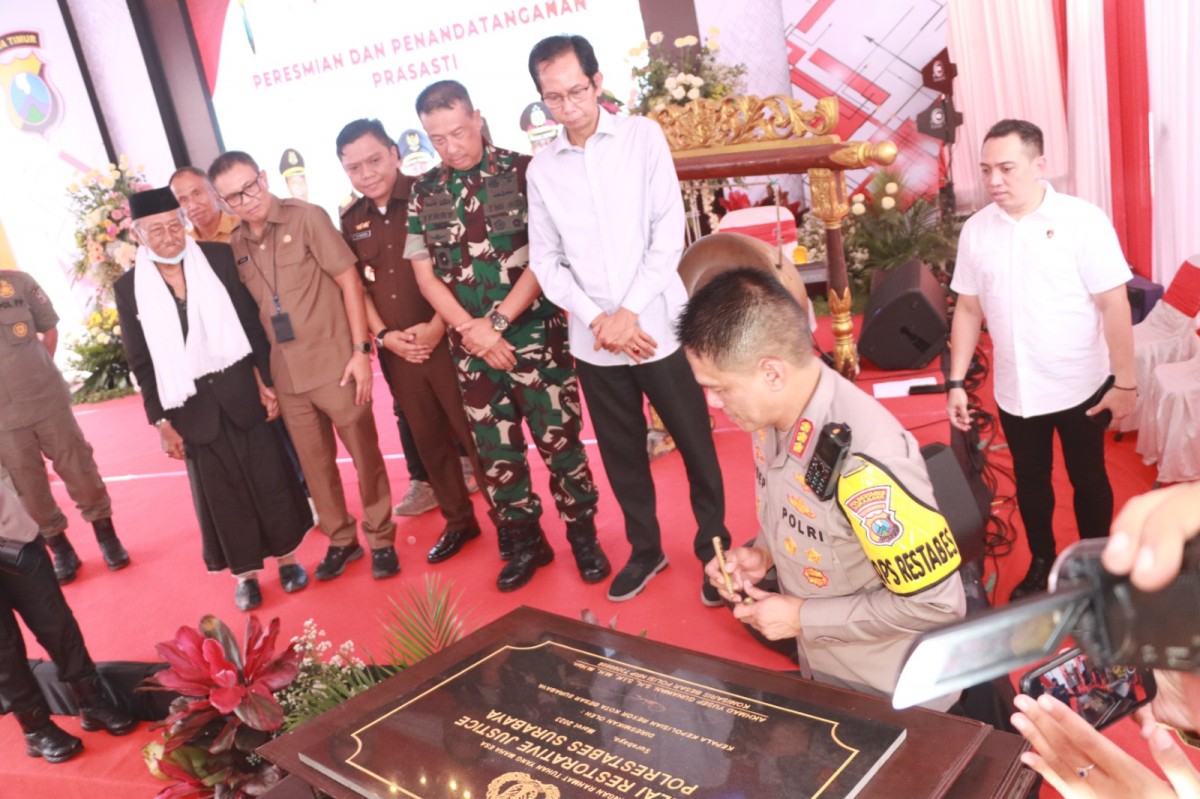 Kapolrestabes Surabaya, Kombes Pol Akhmad Yusep Gunawan meresmikan Balai Restorative Justice, Senin (13/3/2023). (foto: Rakhmad Farizal Tito/jatimnow.com)