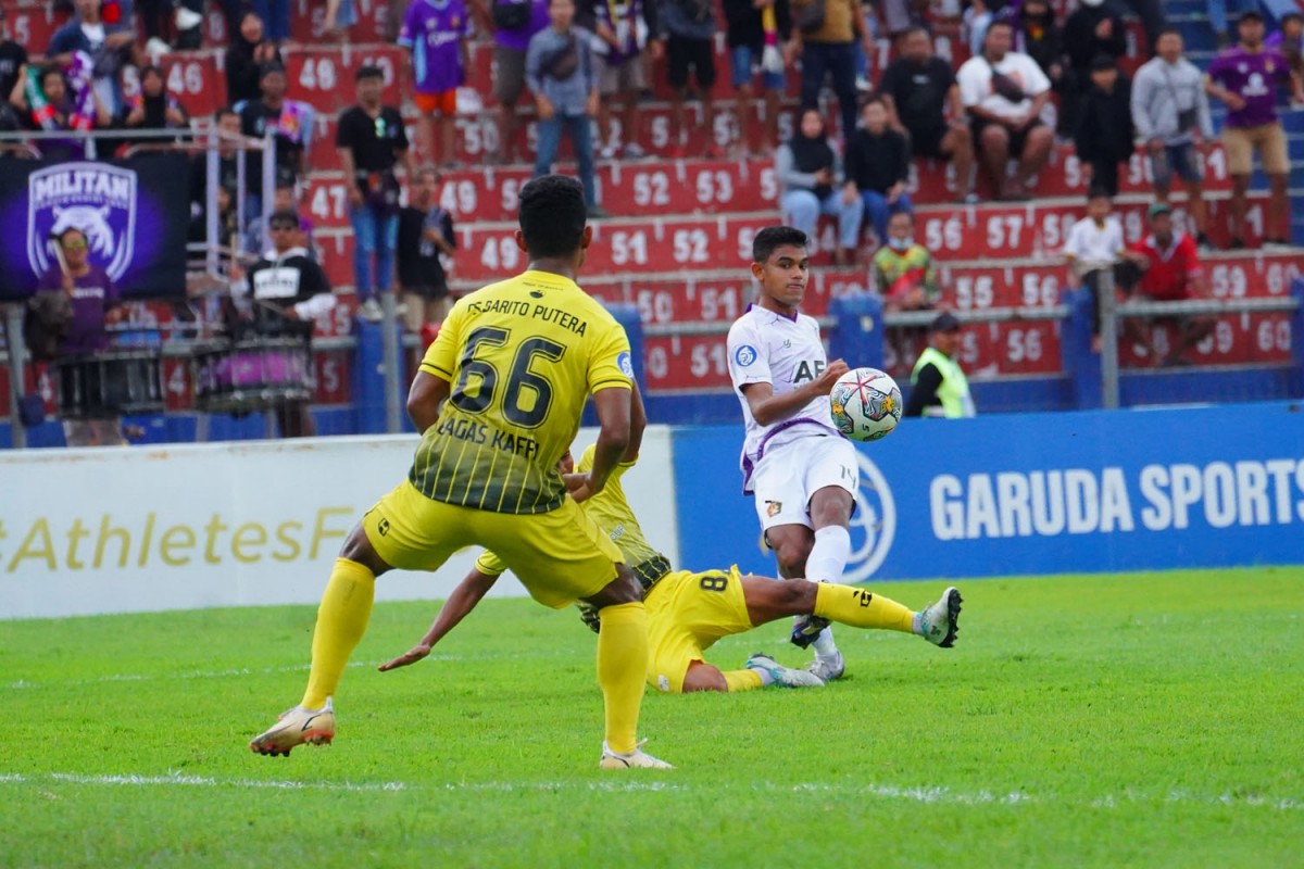 Pemain Persik Kediri Miftahul Hamdi berduel dengan pemain Barito Putera (Foto: Persik for jatimnow.com)