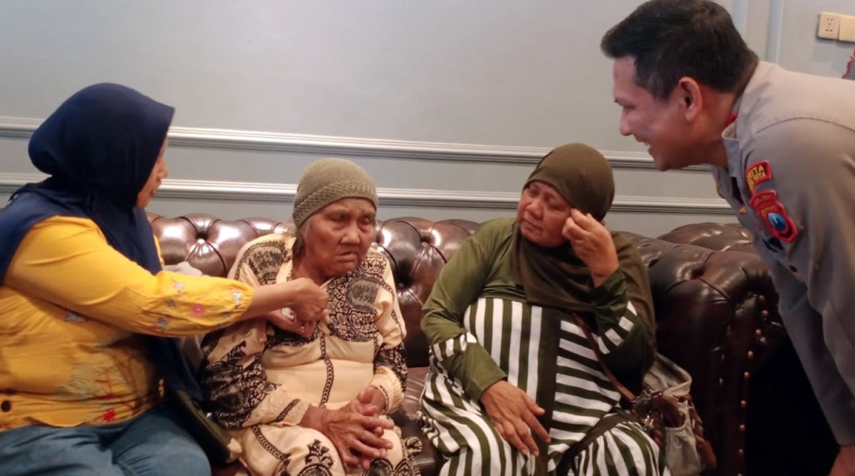 Pertemuan ibu dan anak yang terpisah 37 tahun (Foto: Galih Rakasiwi/jatimnow.com)